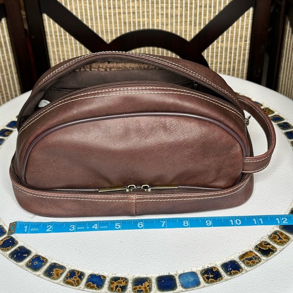 Awesome Men’s Leather Toiletry Shaving Bag by Hammacher Schlemmer - Picture 10 of 12